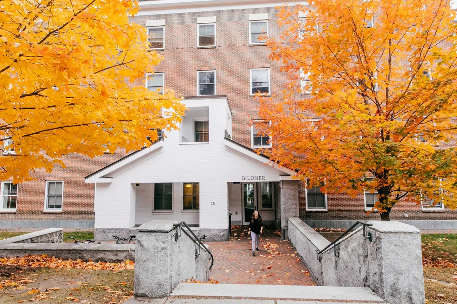 Больше чем общежитие: студенческая жизнь в Дартмуте Живописное общежитие Дартмутского колледжа с красно-кирпичным фасадом и белыми окнами, с общими студенческими зонами и жилыми помещениями