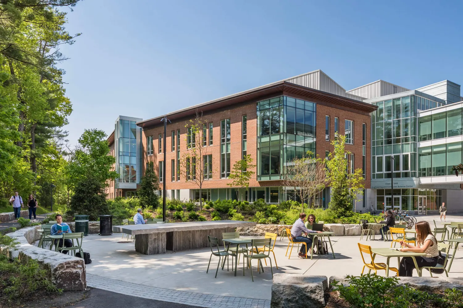 Где традиции встречаются с инновациями: Современный корпус в Дартмуте Современное здание в Дартмутском колледже с архитектурой из стекла и стали, гармонично вписанное в традиционный ландшафт кампуса