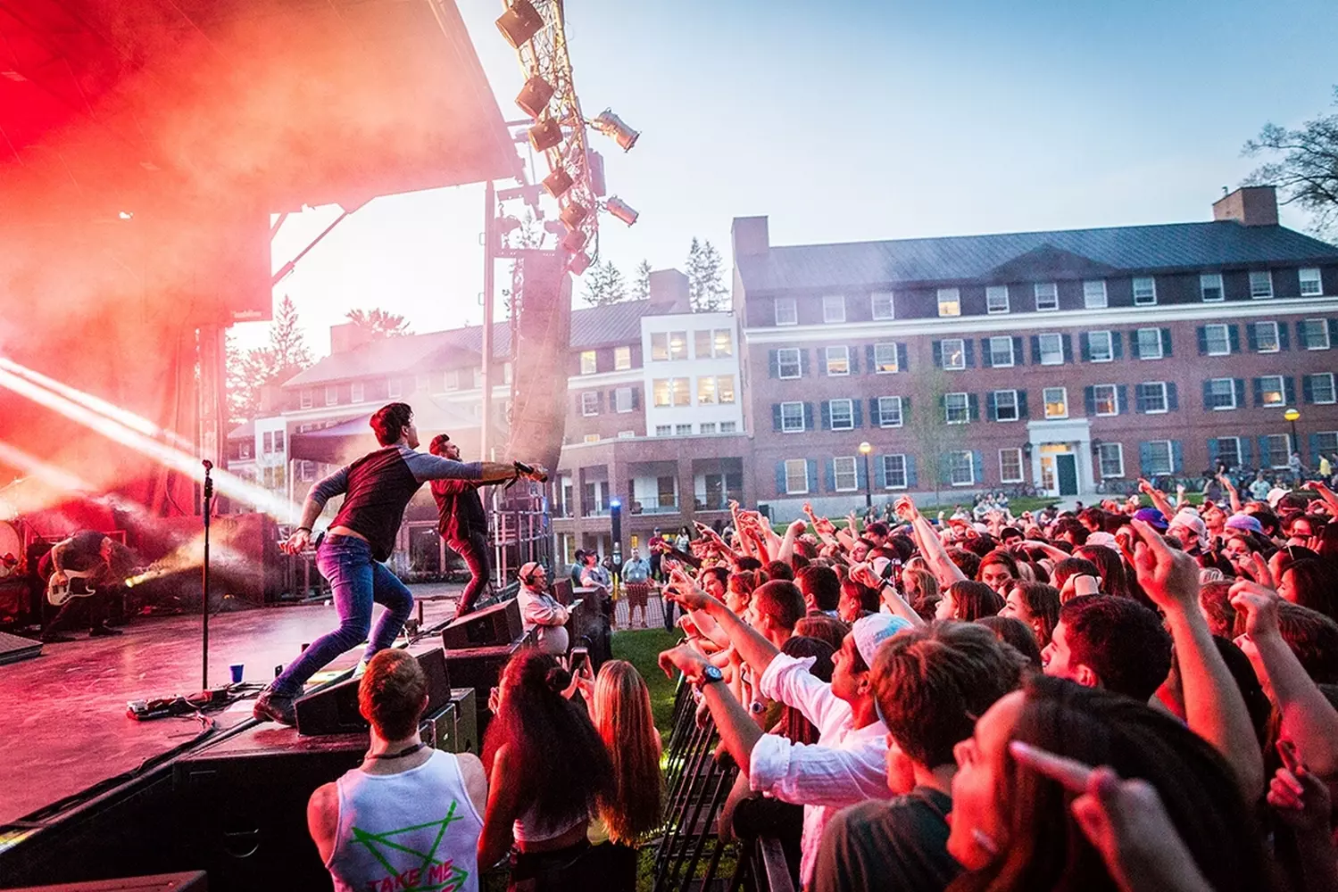 Ритмы кампуса: захватывающая энергия музыкального фестиваля в Дартмуте Жизнерадостный музыкальный фестиваль на лужайке Дартмутского колледжа: студенты слушают живую музыку на фоне исторических зданий кампуса