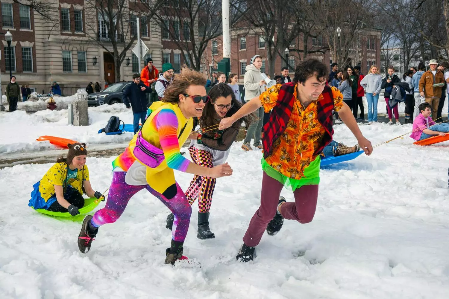 Магия Зимнего карнавала: студенты Дартмута празднуют любимую традицию Группа радостных студентов Дартмута в зимних куртках и шапках собралась вокруг большой сложной снежной скульптуры во время ежегодного Зимнего карнавала в кампусе