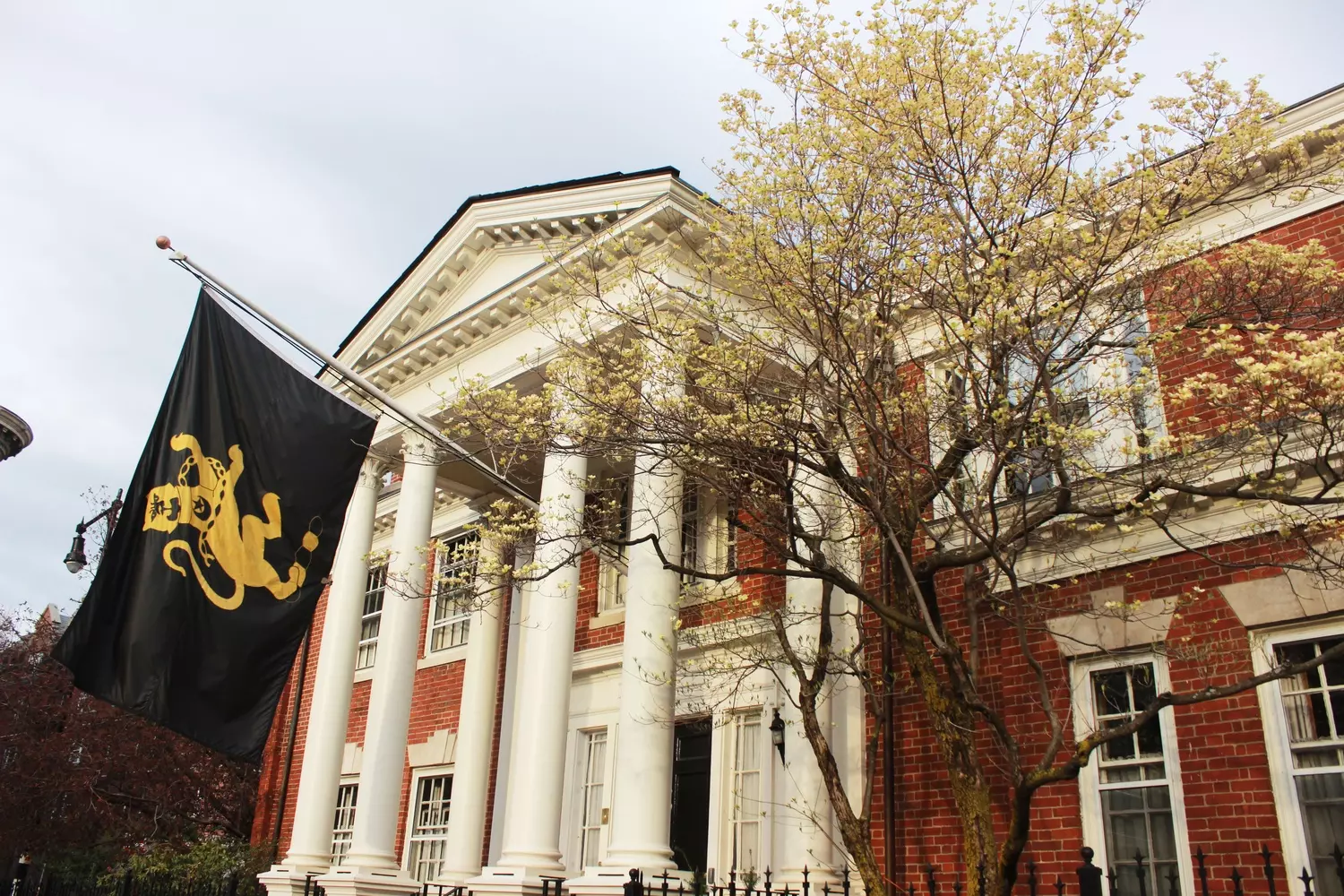 Фасад одного из старинных корпусов Гарвардского университета в Кембридже, выполненный из красного кирпича в георгианском стиле