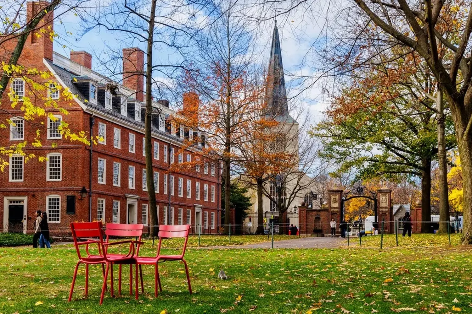 Фасад одного из старинных корпусов Гарвардского университета в Кембридже, выполненный из красного кирпича в георгианском стиле