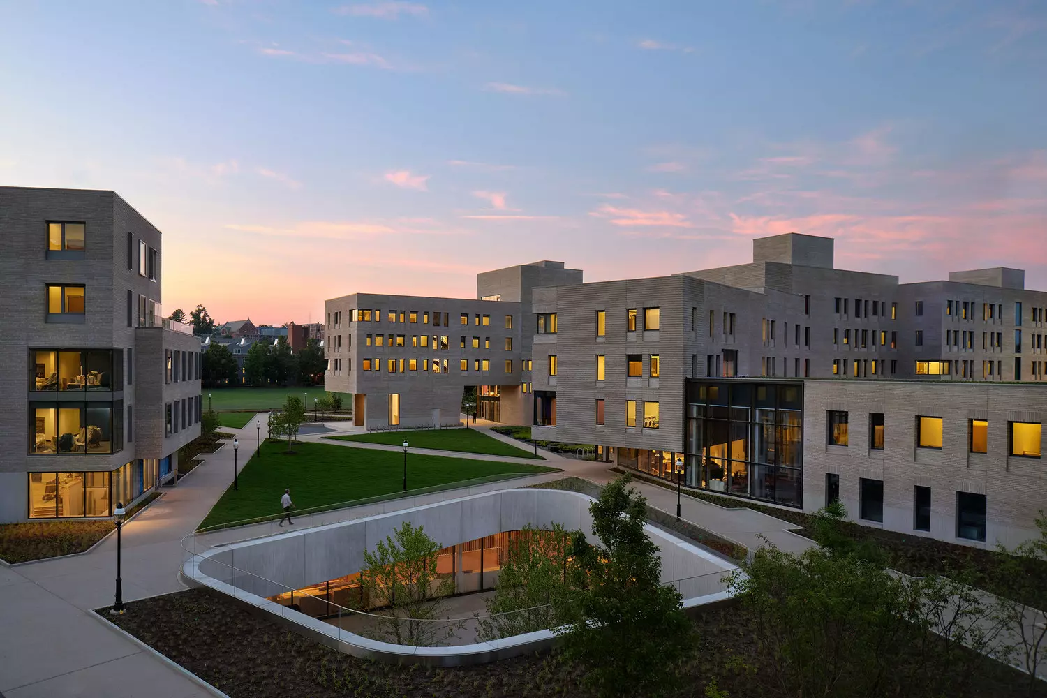 Современное общежитие Принстонского университета из стекла и стали, гармонично вписанное в ландшафт исторического кампуса