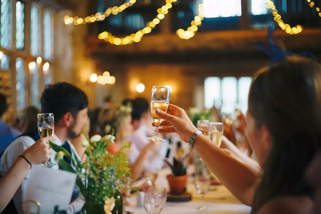 The picture shows guests in a restaurant at a wedding in Miami. The luxurious decoration of the hall and the general atmosphere create the impression of a holiday and celebration.