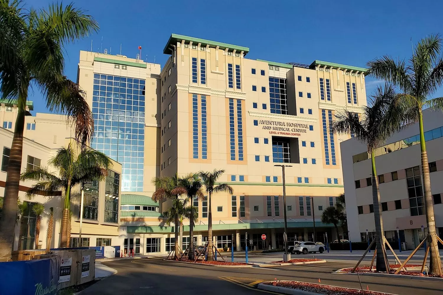 Aventura Medical Center, Florida Modern main entrance and building of Aventura Medical Center in Florida