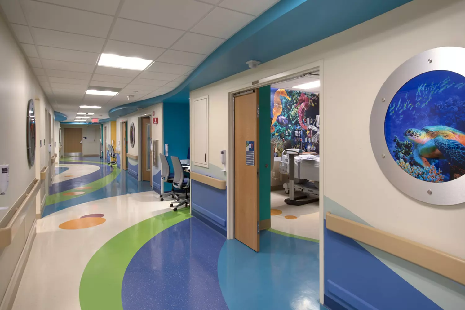 Педиатрическая помощь в медицинском центре Broward Health Яркое и красочное педиатрическое отделение в медицинском центре Broward Health, Форт-Лодердейл
