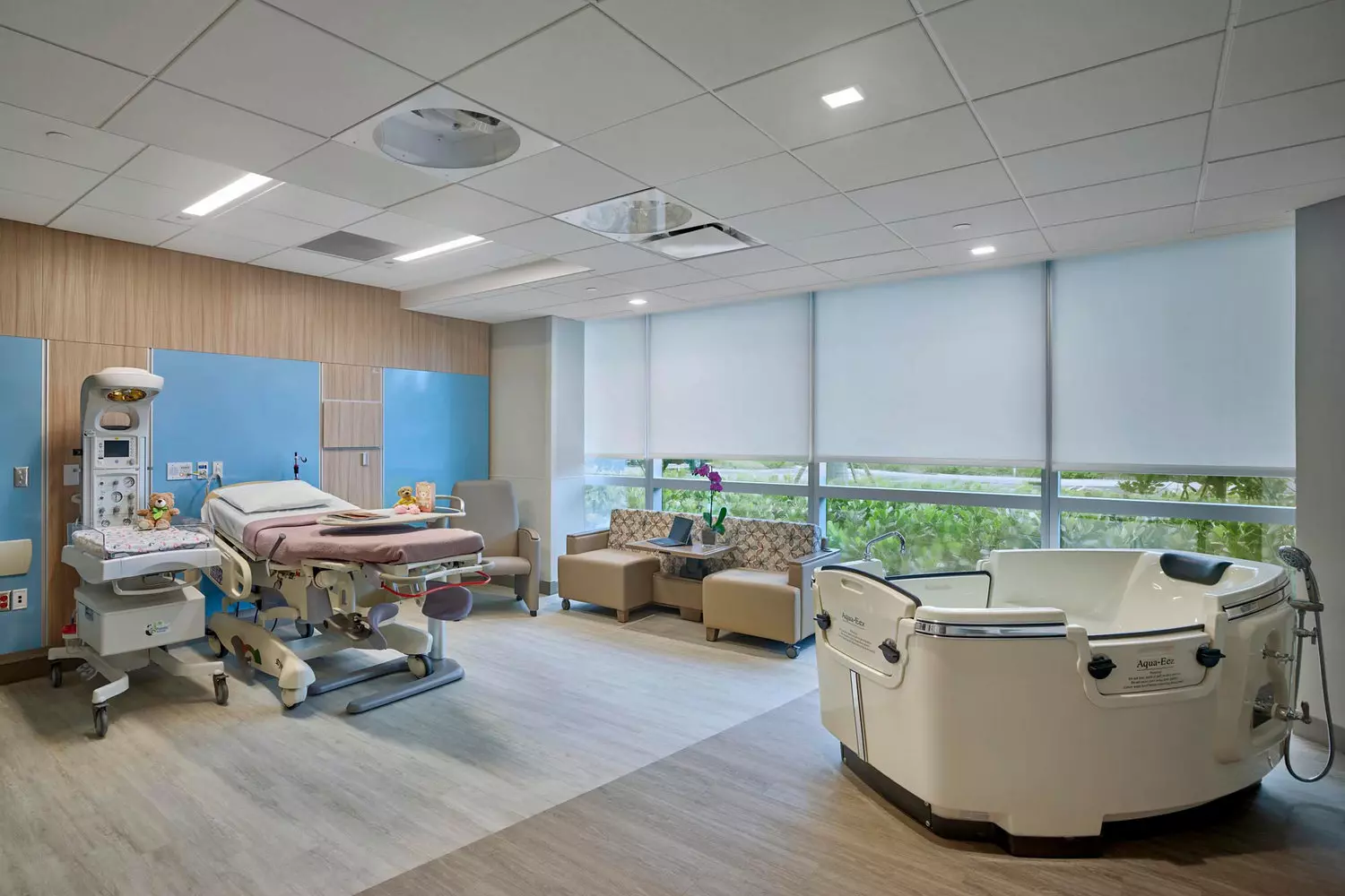 Уютная родовая палата в Broward Health Уютная и современная родовая палата в медицинском центре Broward Health, Форт-Лодердейл