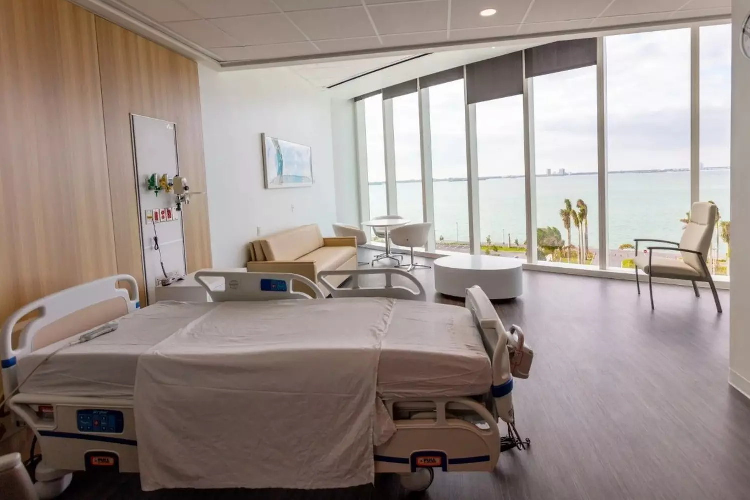 Private Patient Room at Mount Sinai, Miami A modern, private patient room at Mount Sinai Medical Center in Miami Beach, designed for comfort and recovery