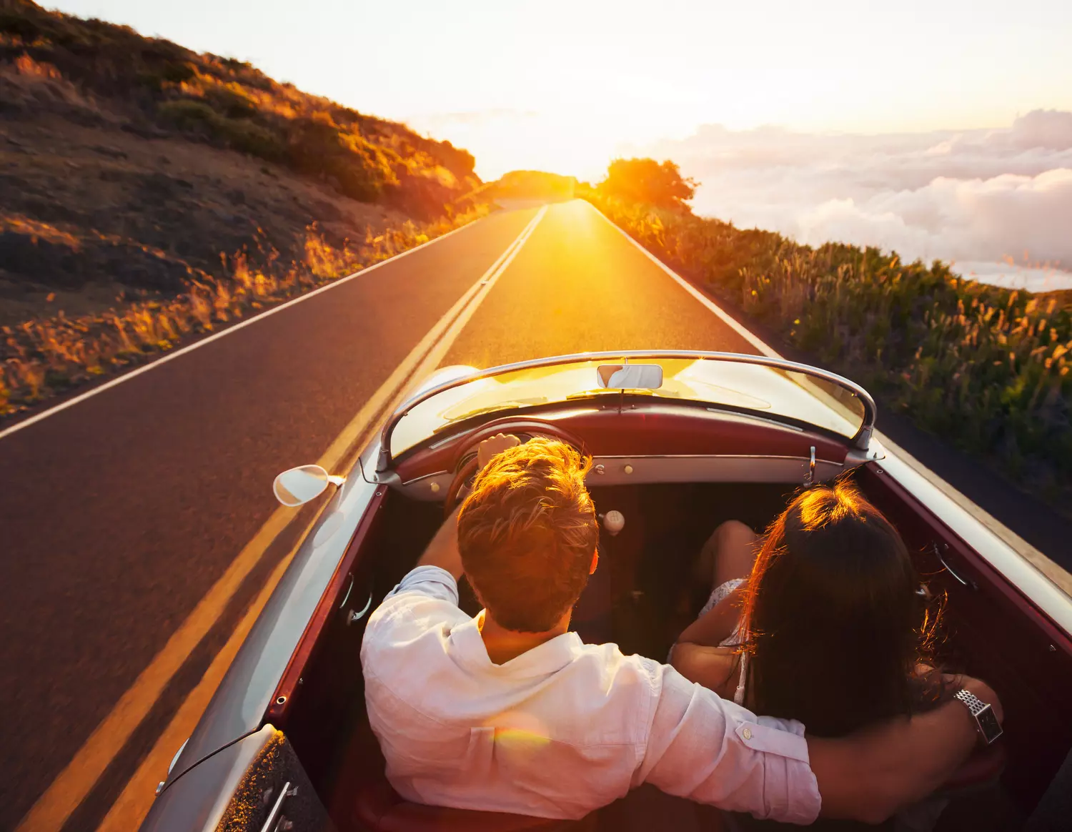 Photo of a couple in love in a rented car in the USA