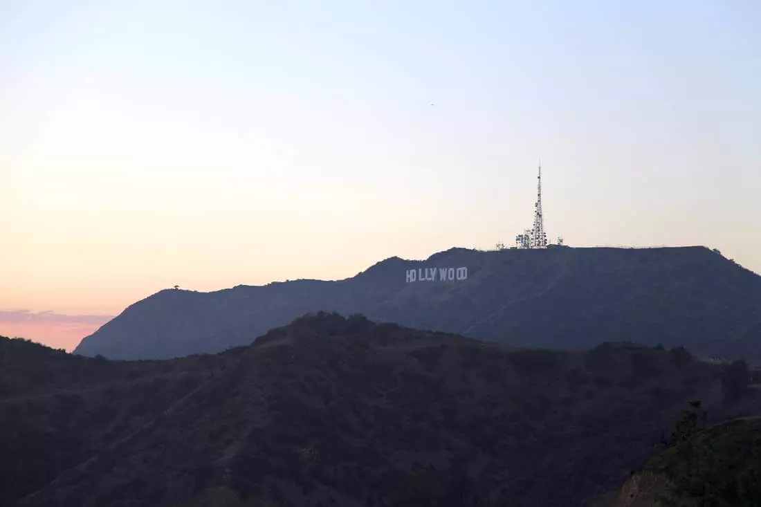 Hollywood Sign, Los Angeles: фото знака Голливуда издали — American Butler