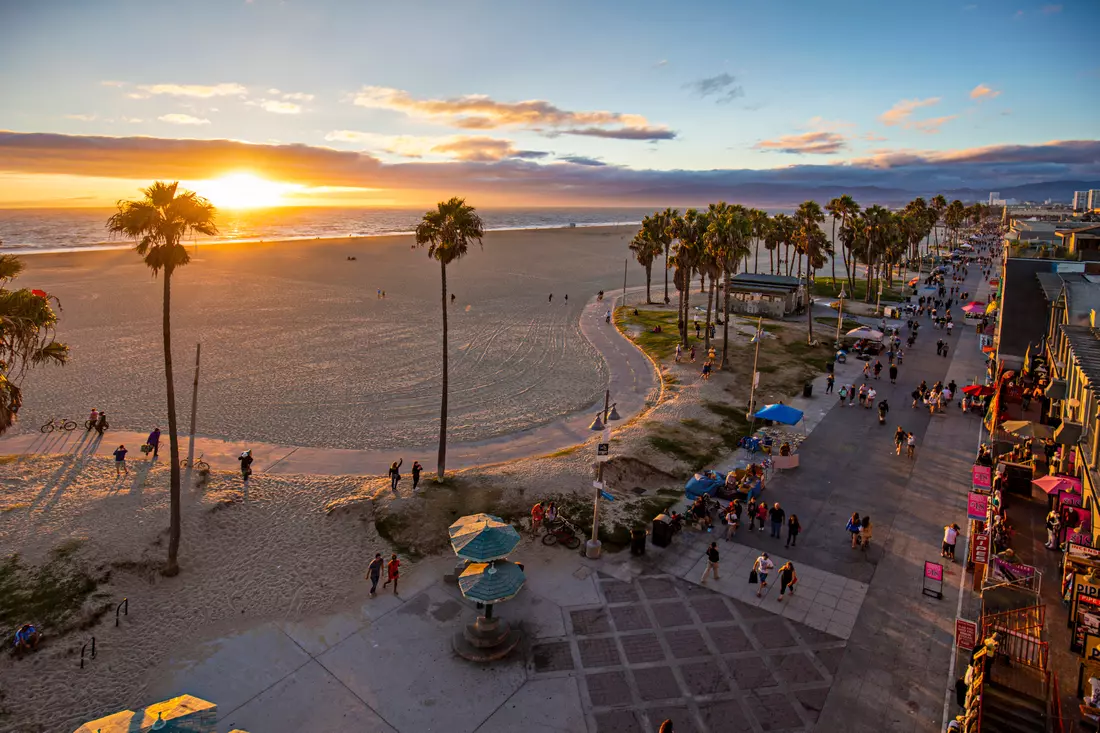 Photo of the beach in Santa Monica in Los Angeles in the evening