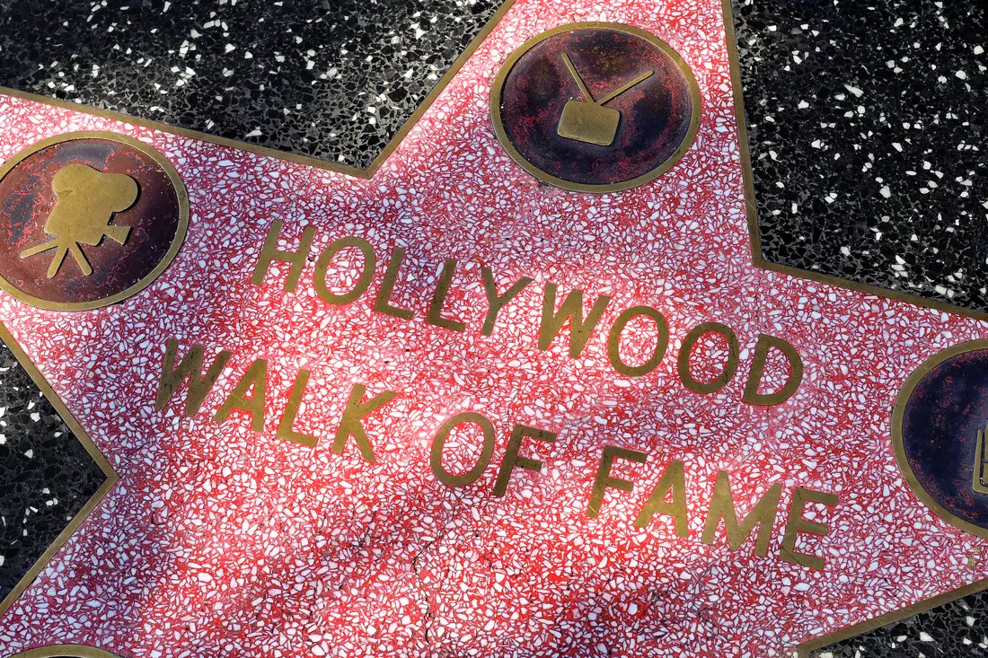 Звезда с надписью Hollywood Walk of Fame