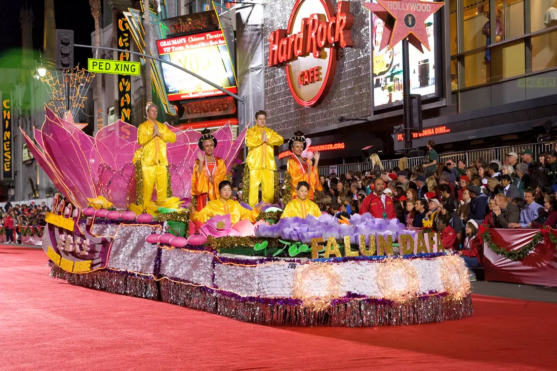 Фото платформ и декораций Hollywood Christmas Parade — American Butler