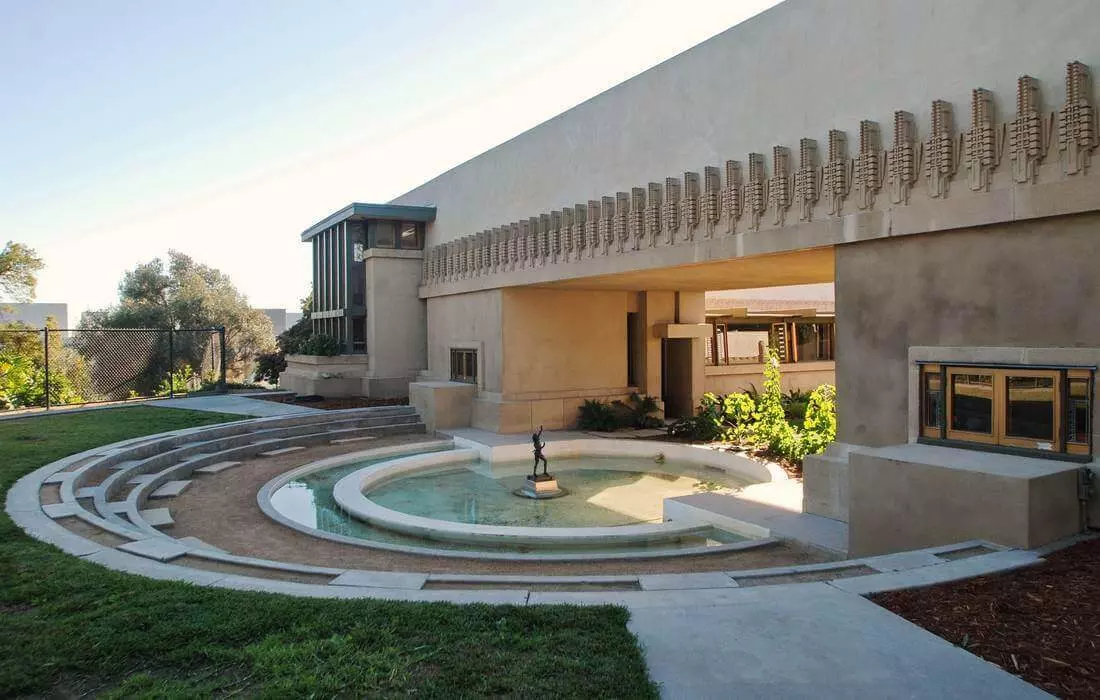 Фото здания Hollyhock House в Лос-Анджелесе