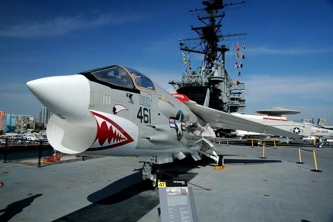 Фото самолета на борту авианосца USS Midway