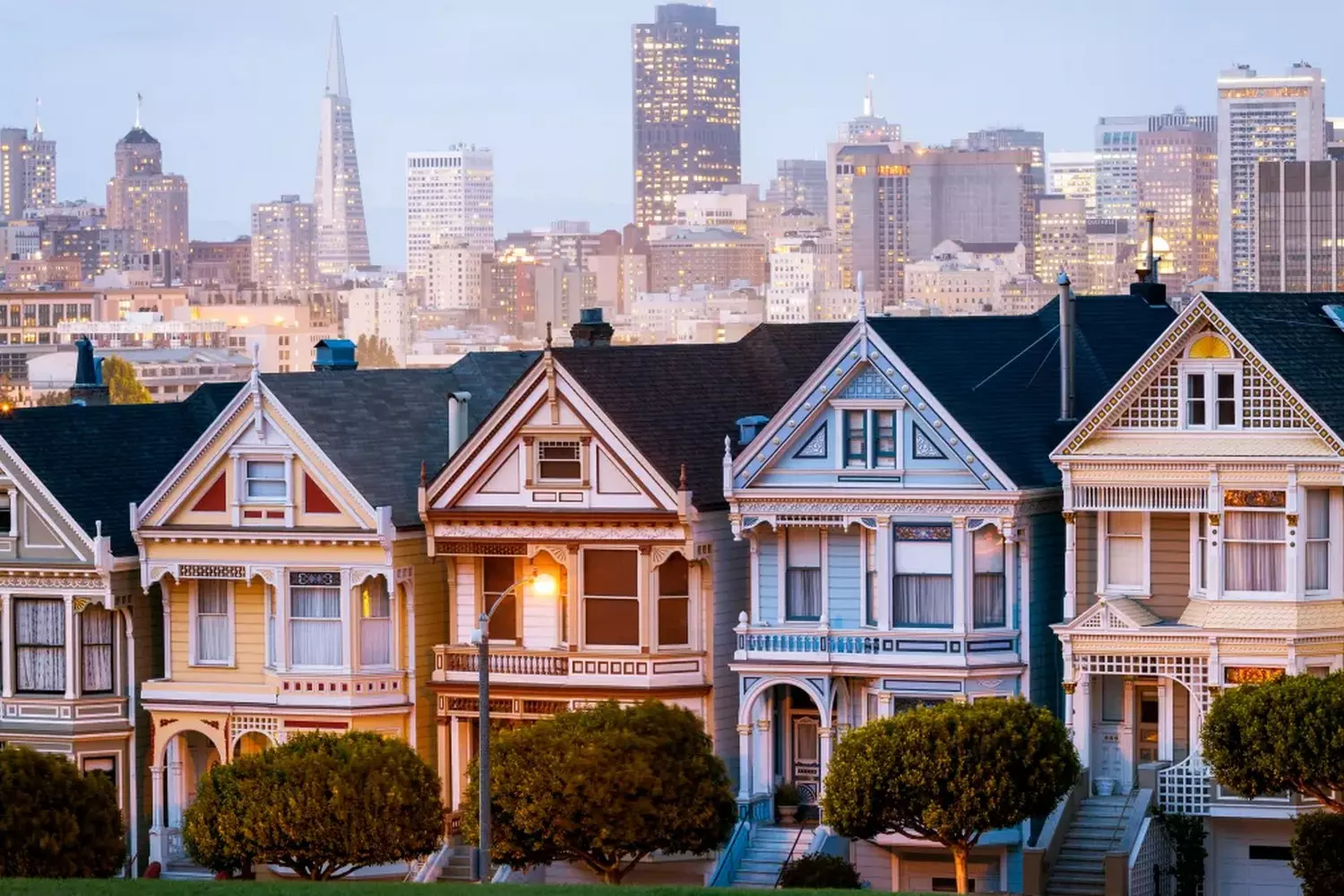 Знаменитые викторианские дома «Painted Ladies» («Разукрашенные леди») в Сан-Франциско на фоне современного даунтауна с высоты парка Аламо-сквер