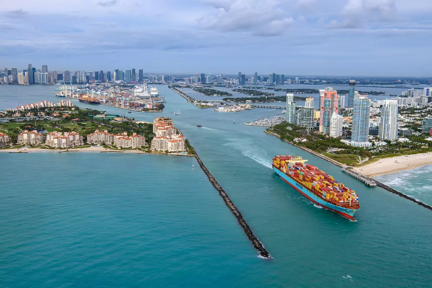 Обзорный полет на самолете над Майами, панорамный вид на порт Майами (PortMiami), круизные лайнеры, контейнерные терминалы и залив Бискейн с высоты