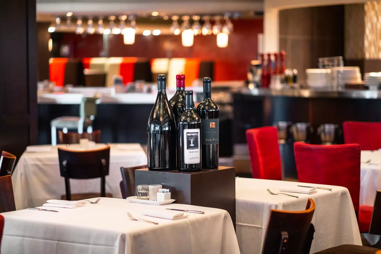 Ресторан Cafe Ponte в Клируотер-Бич: изысканная кухня и элегантная атмосфера Элегантный интерьер ресторана Cafe Ponte в Клируотер-Бич: современный декор с мягким освещением, сервированные столы с белыми скатертями, барная стойка с коллекцией вин