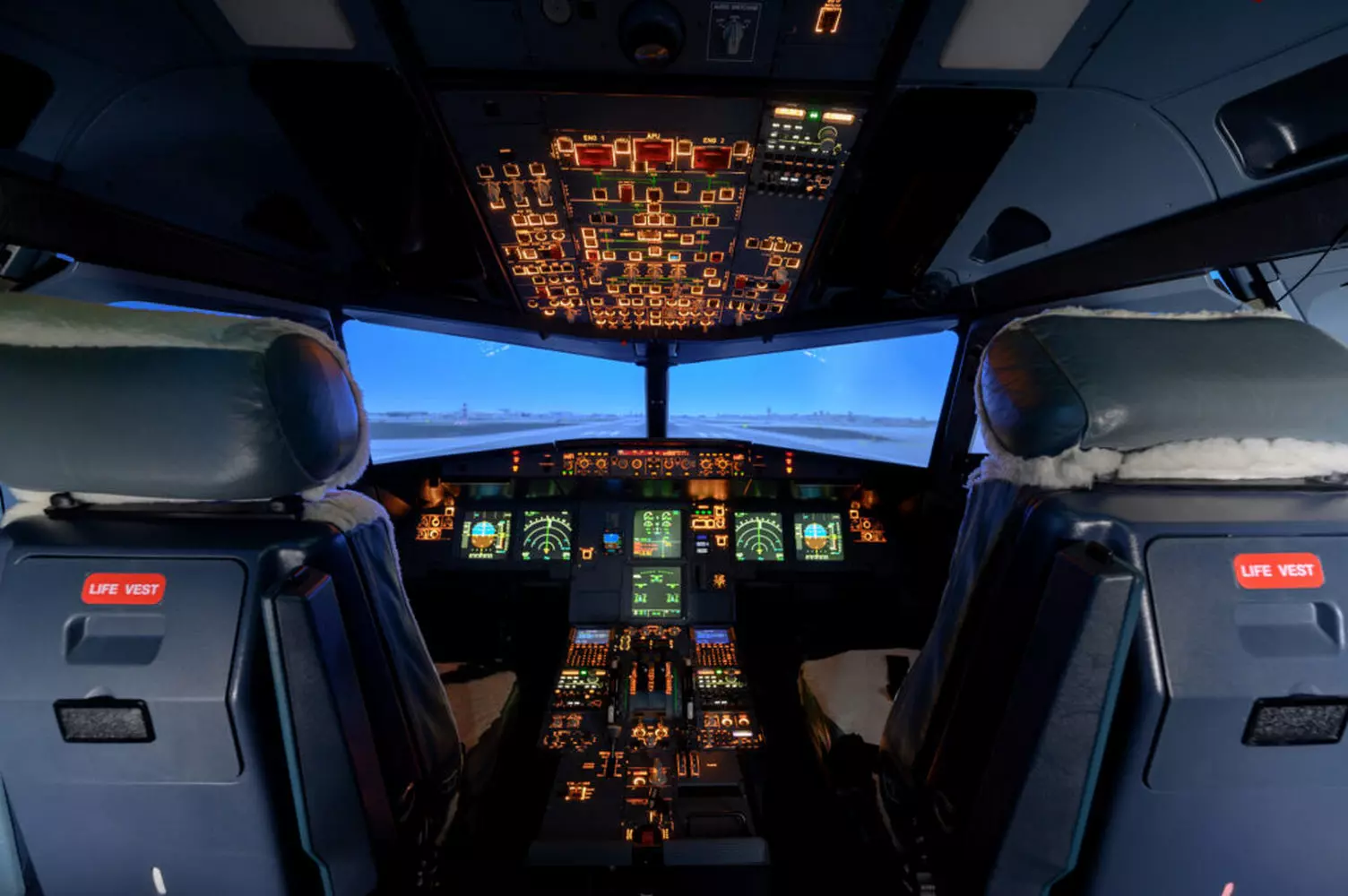 In the flight simulator cockpit in Miami — photo of the cabin In the flight simulator cockpit in Miami — photo of the cabin
