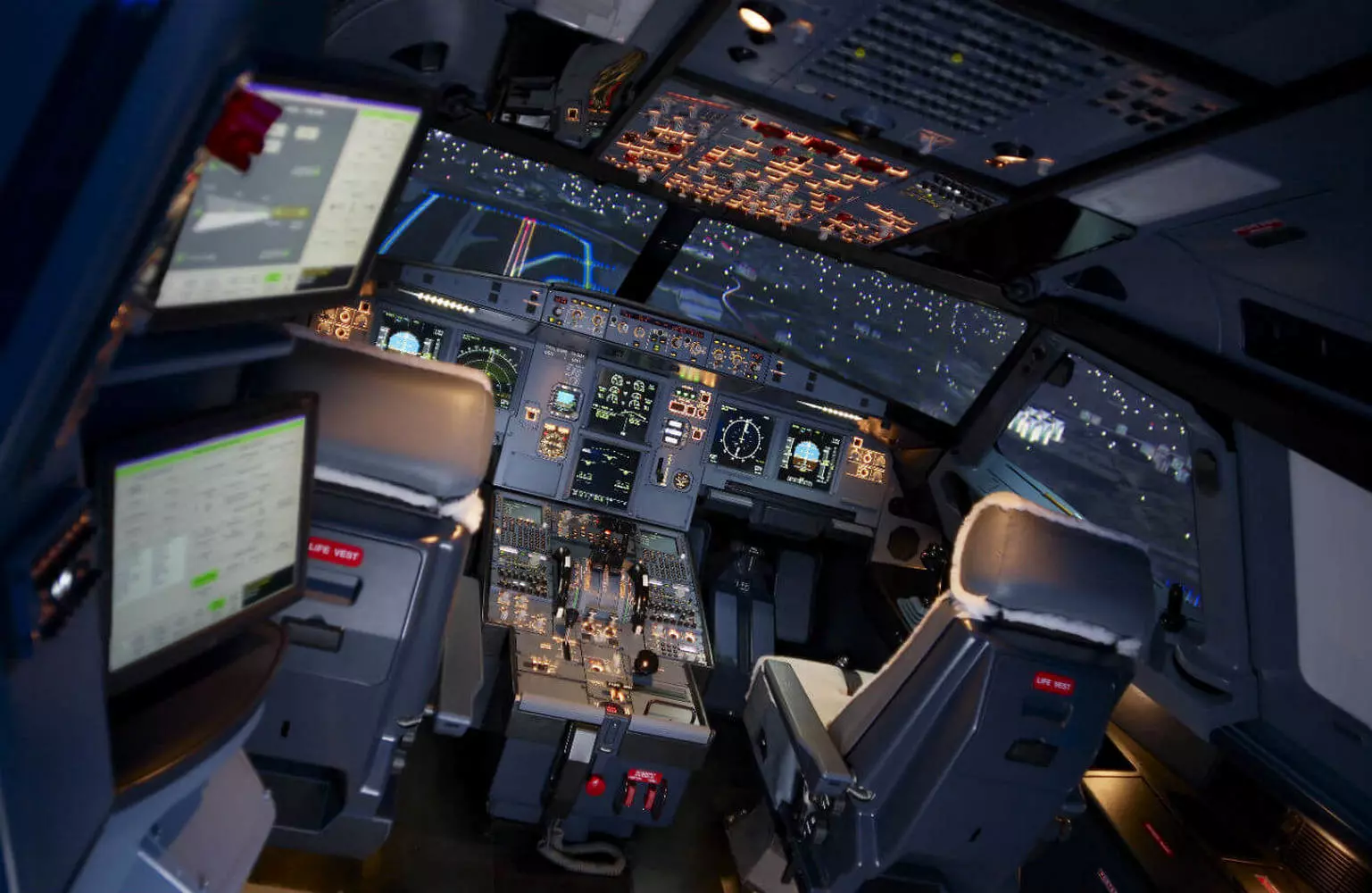 In the flight simulator cockpit in Miami — photo of the cabin In the flight simulator cockpit in Miami — photo of the cabin