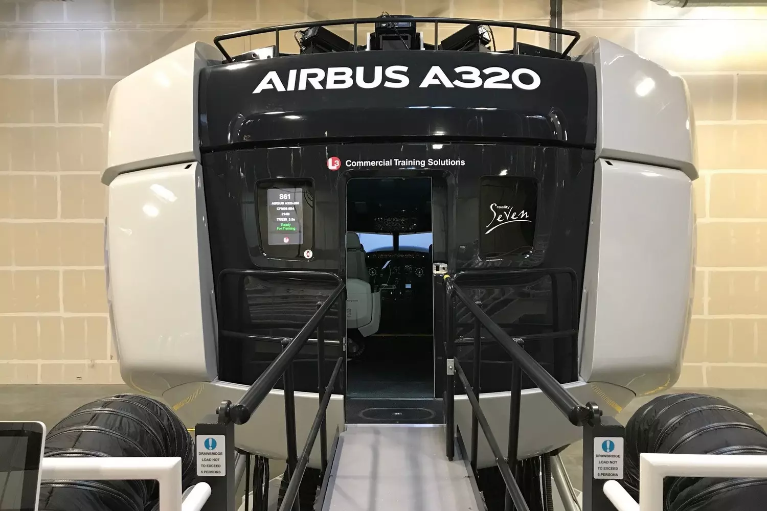 In the flight simulator cockpit in Miami — photo of the cabin In the flight simulator cockpit in Miami — photo of the cabin