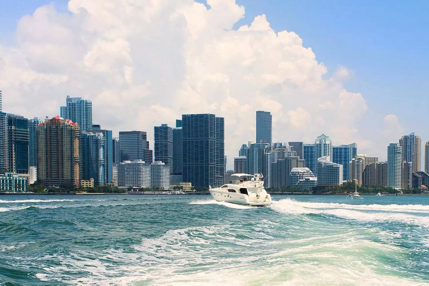 Luxury Fishing Charter Yacht in Miami — Ultimate Deep Sea Adventure A sleek fishing charter yacht in Miami, equipped with top gear for deep sea fishing, surrounded by blue waters