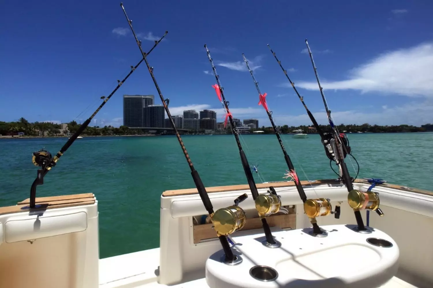 Luxury Fishing Charter Yacht in Miami — Ultimate Deep Sea Adventure A sleek fishing charter yacht in Miami, equipped with top gear for deep sea fishing, surrounded by blue waters
