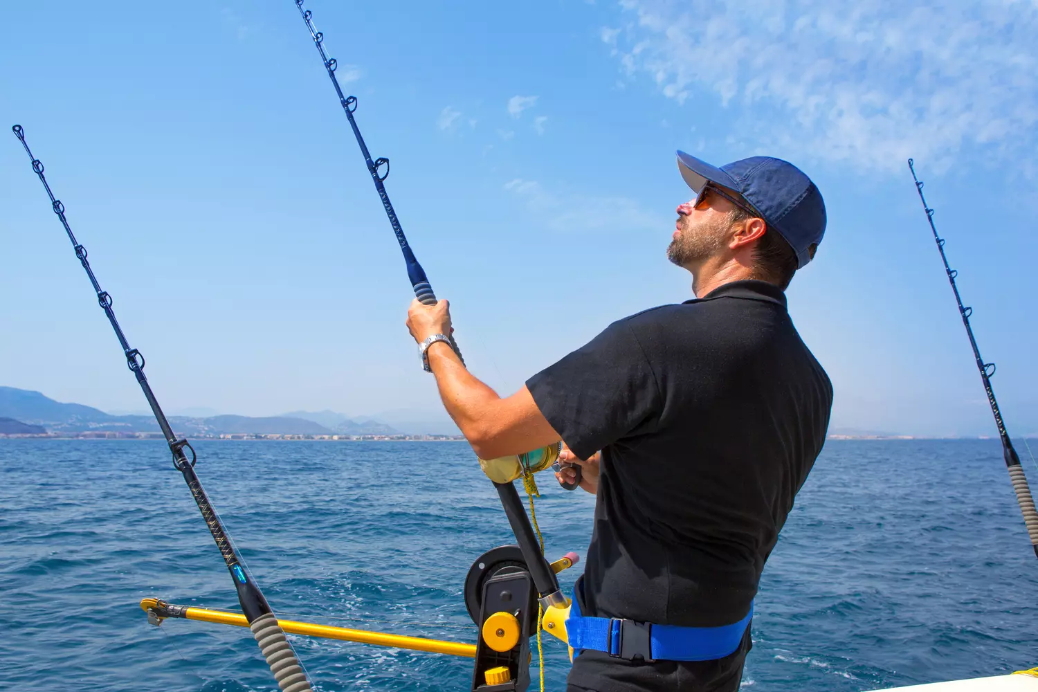 Luxury Fishing Charter Yacht in Miami — Ultimate Deep Sea Adventure A sleek fishing charter yacht in Miami, equipped with top gear for deep sea fishing, surrounded by blue waters