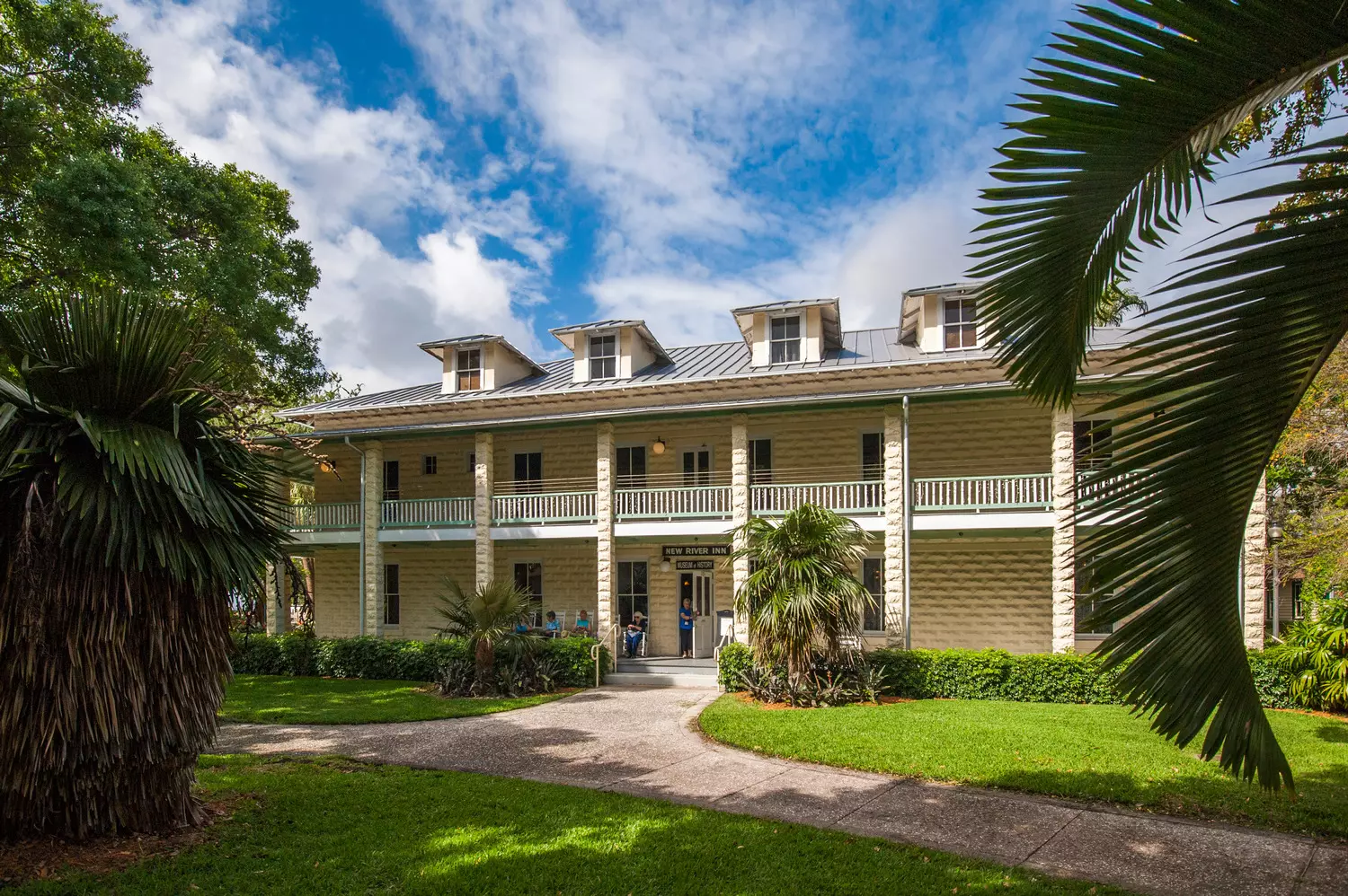 Путешествие в прошлое: исторический музейный комплекс History Fort Lauderdale Историческое здание New River Inn в музейном комплексе History Fort Lauderdale, демонстрирующее богатое наследие города в прекрасно сохранившемся здании 1905 года