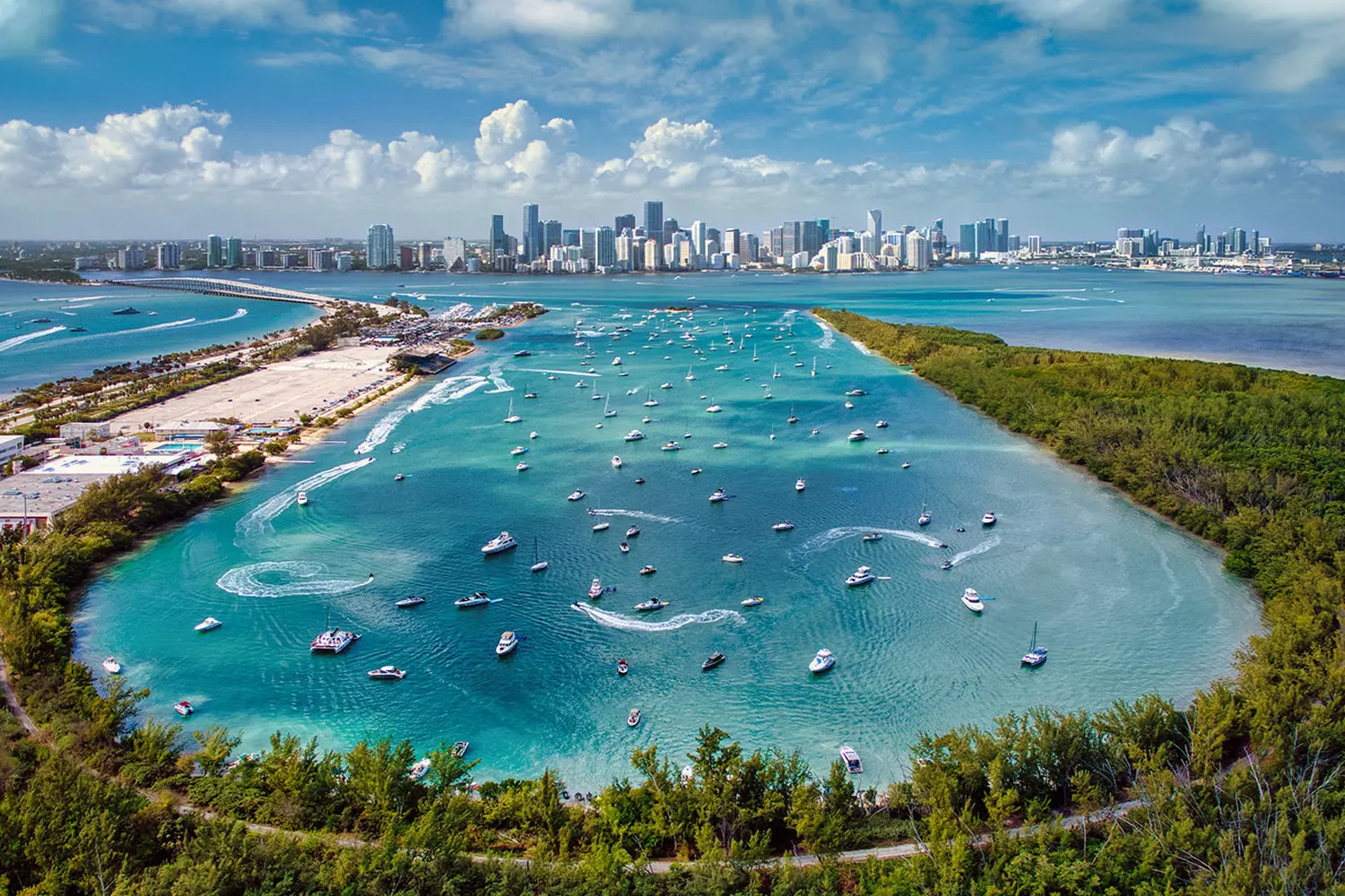 Breathtaking Aerial View of Miami — Ocean, Sand & Skyline Aerial view of Miami showcasing its turquoise waters, sandy coastline, and vibrant cityscape from above