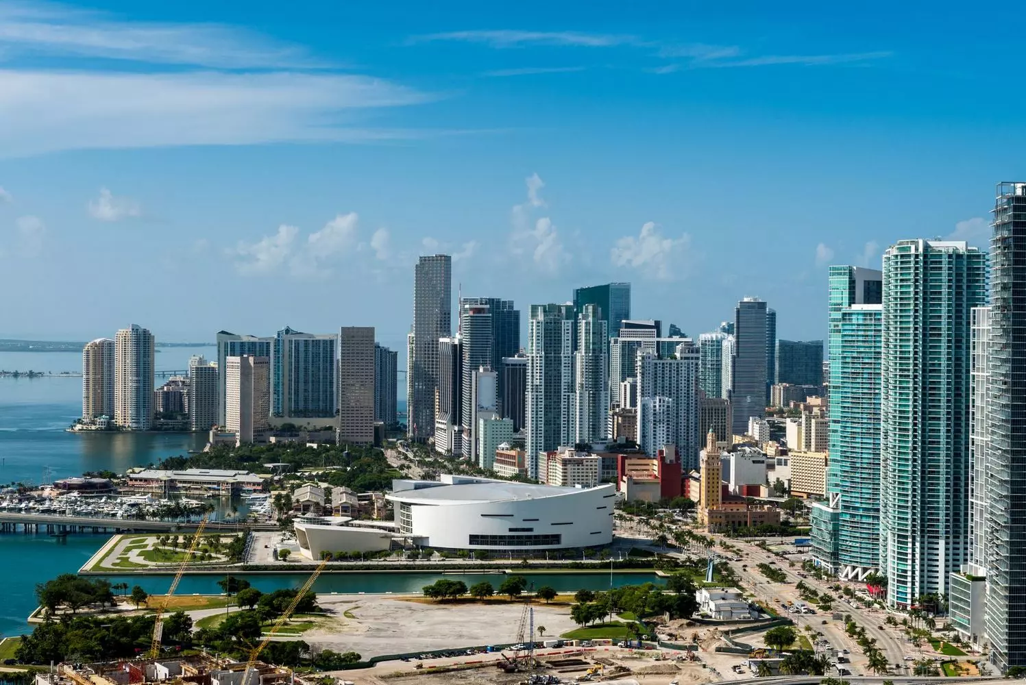 Breathtaking Aerial View of Miami — Ocean, Sand & Skyline Aerial view of Miami showcasing its turquoise waters, sandy coastline, and vibrant cityscape from above