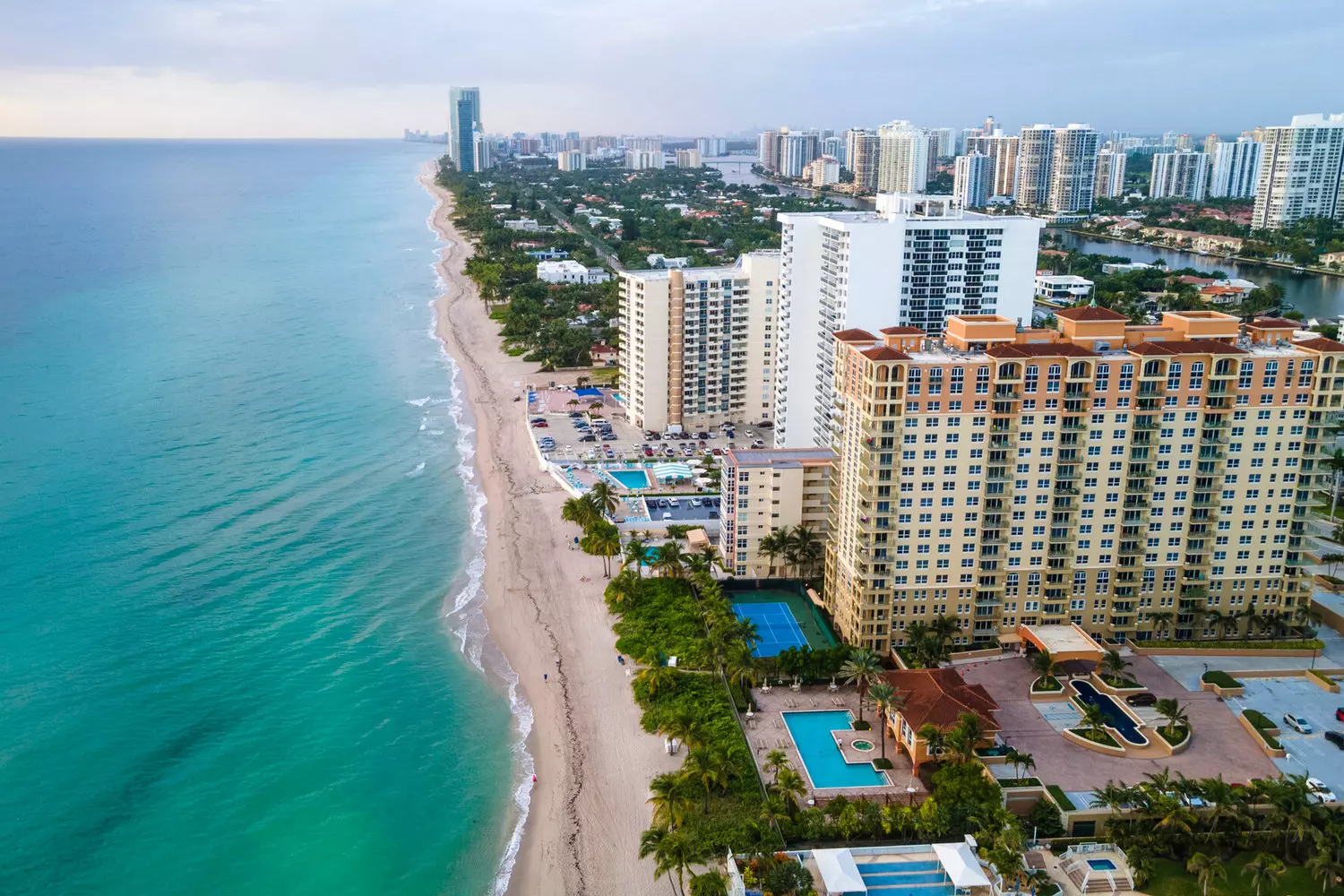 Panoramic view of Hollywood, Miami, from a helicopter — Atlantic coastline and city skyline
