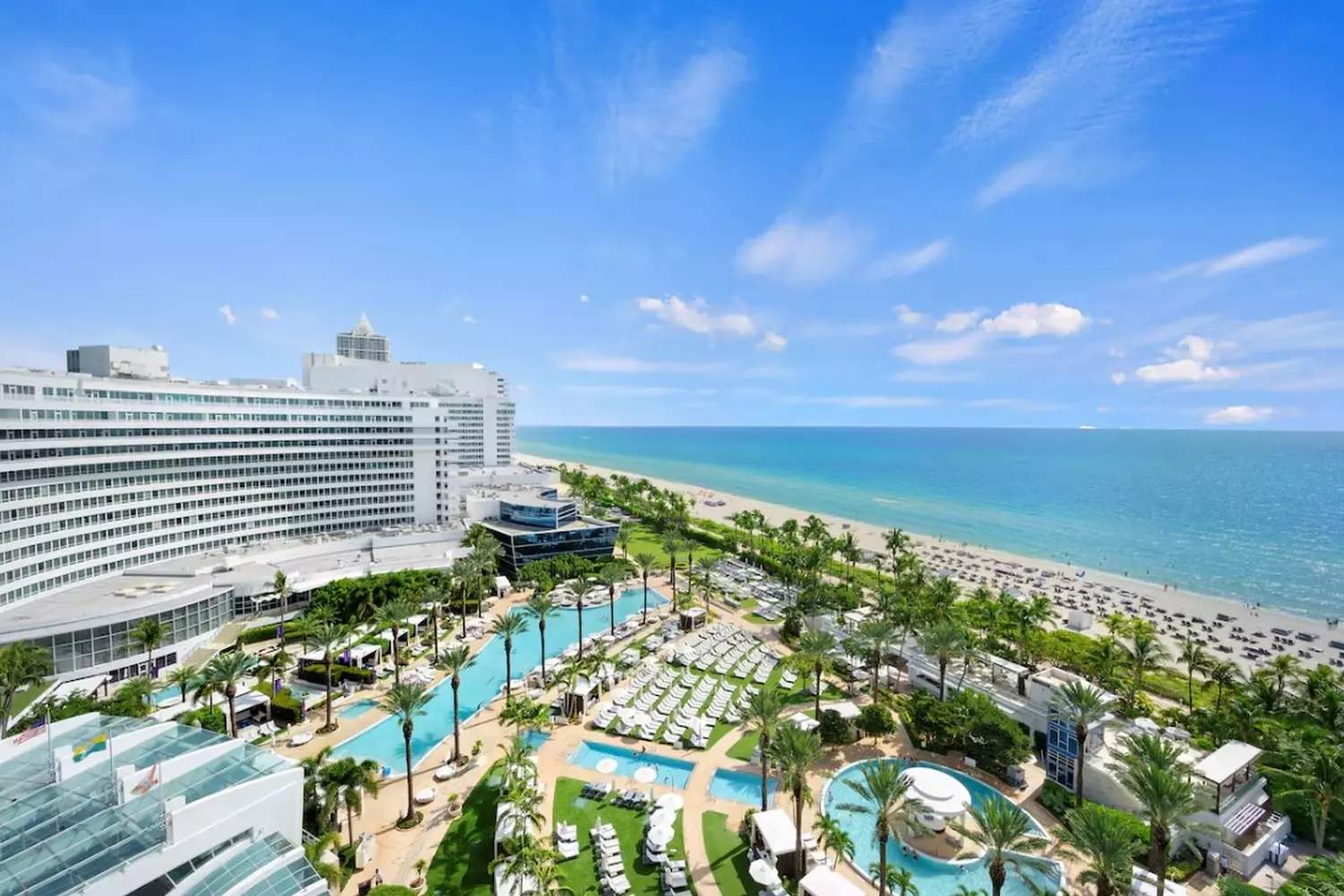 Breathtaking Aerial View of Miami — Ocean, Sand & Skyline Aerial view of Miami showcasing its turquoise waters, sandy coastline, and vibrant cityscape from above