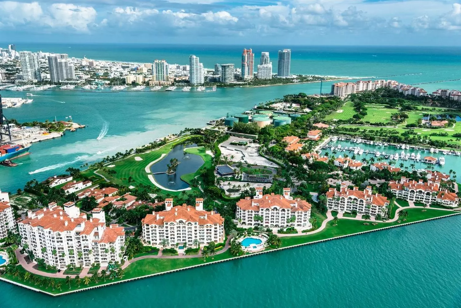 Breathtaking Aerial View of Miami — Ocean, Sand & Skyline Aerial view of Miami showcasing its turquoise waters, sandy coastline, and vibrant cityscape from above