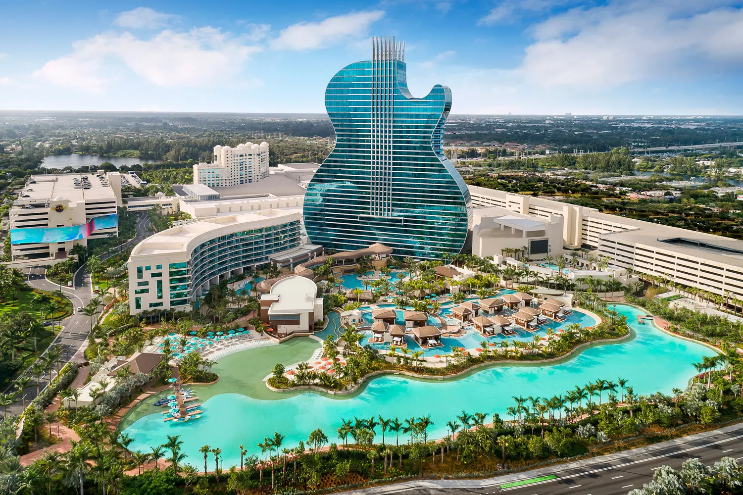 Вертолетная прогулка над Майами — вид с высоты на знаменитый отель Hard Rock в форме гитары, побережье Атлантического океана и золотые пляжи Санни-Айлс