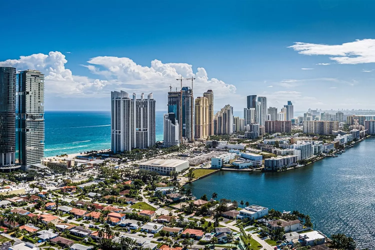 Breathtaking Aerial View of North Miami Beach — Ocean, Sand & Skyline Aerial view of North Miami Beach showcasing its turquoise waters, sandy coastline, and vibrant cityscape from above