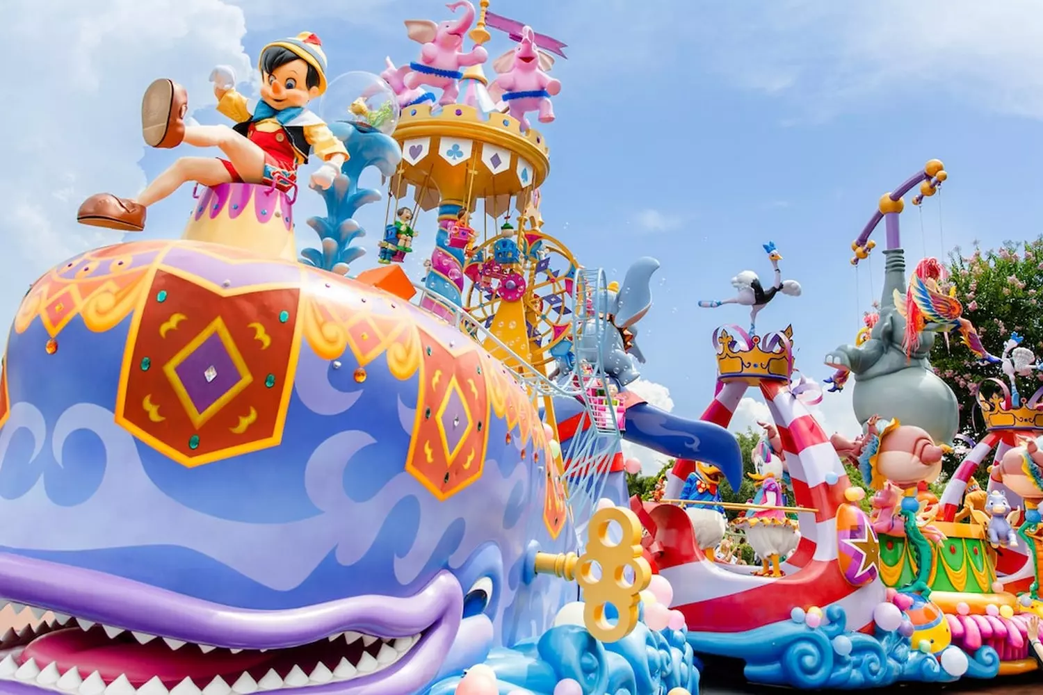 Парад Disney в Орландо: Любимые герои оживают в Magic Kingdom Красочные платформы с Микки Маусом, принцессами и другими персонажами Disney на параде по Main Street U.S.A. в Magic Kingdom, Уолт Дисней Уорлд Орландо, восторженные зрители наблюдают