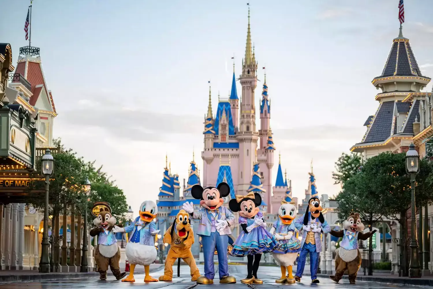 Волшебная встреча в Disney World! Ростовые куклы у замка Золушки Ростовые куклы персонажей Disney в костюмах из мультфильмов на фоне замка Золушки в парке Magic Kingdom, Орландо