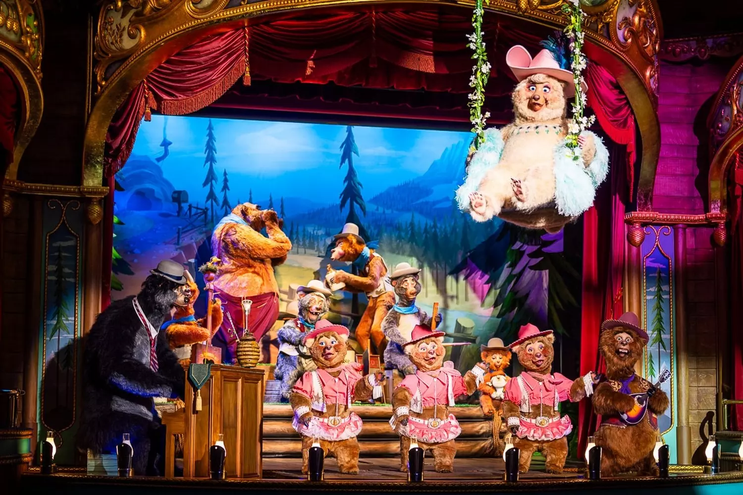 Волшебное шоу Disney: Театральное представление в Magic Kingdom Орландо Яркое театральное представление на сцене Magic Kingdom с любимыми персонажами Disney в роскошных костюмах, зрелищными спецэффектами и восторженными зрителями в открытом театре