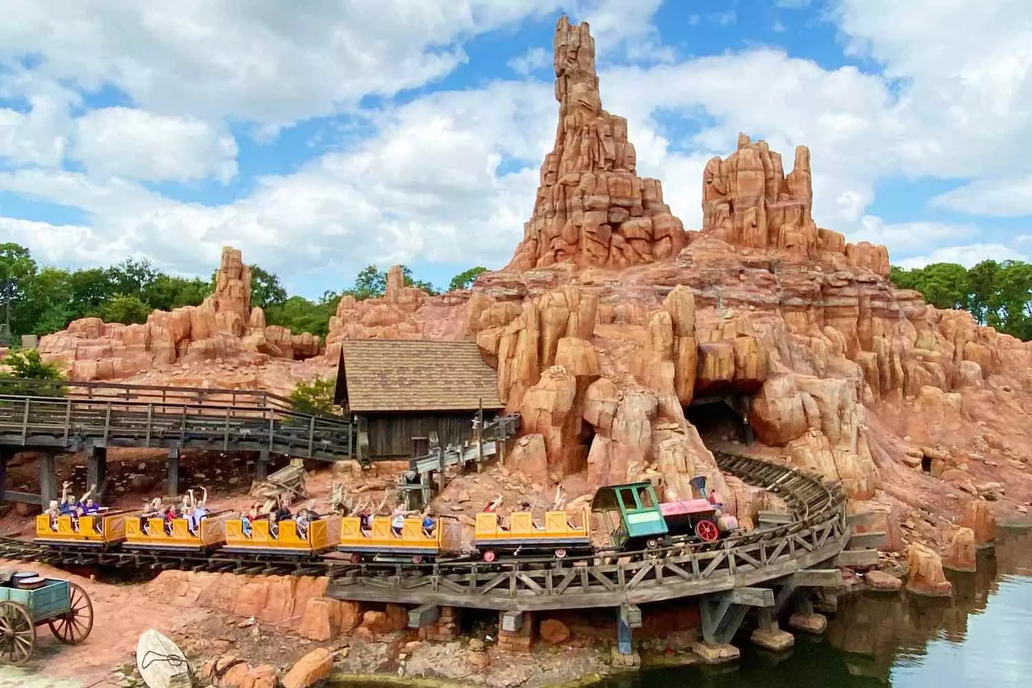 Дикий Запад в Disney: головокружительные горки «Горы Большой Гром» | Magic Kingdom Орландо Аттракцион «Гора Большой Гром» (Big Thunder Mountain Railroad) в Magic Kingdom Орландо — скоростные горки в стиле Дикого Запада с крутыми виражами