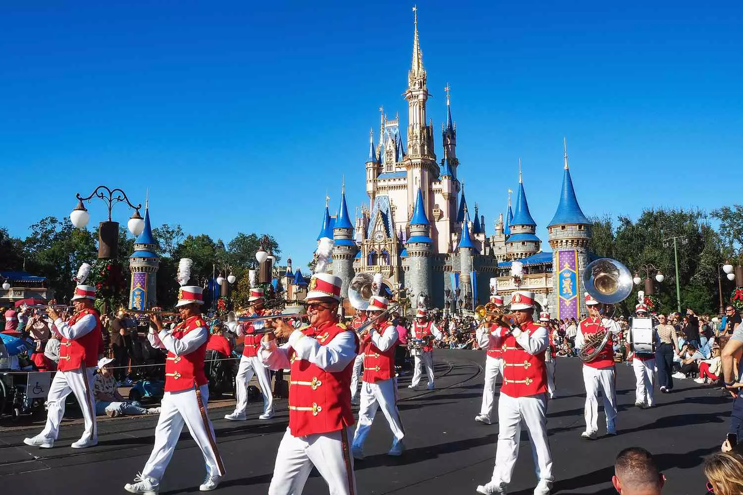 Утро в стране чудес — парад Disney с Микки и друзьями | Magic Kingdom Орландо Утренний парад в Magic Kingdom Орландо: герои Диснея, платформы и счастливые зрители на фоне замка Золушки