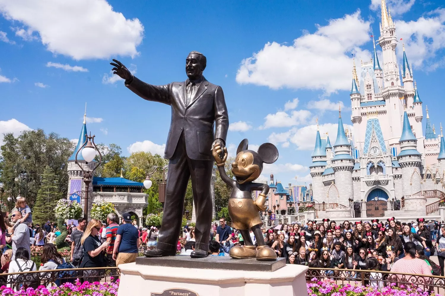 Волшебство Диснея — замок Золушки и Микки Маус | Magic Kingdom Орландо Волшебное королевство Орландо — статуя Микки Мауса на фоне замка Золушки в Диснее