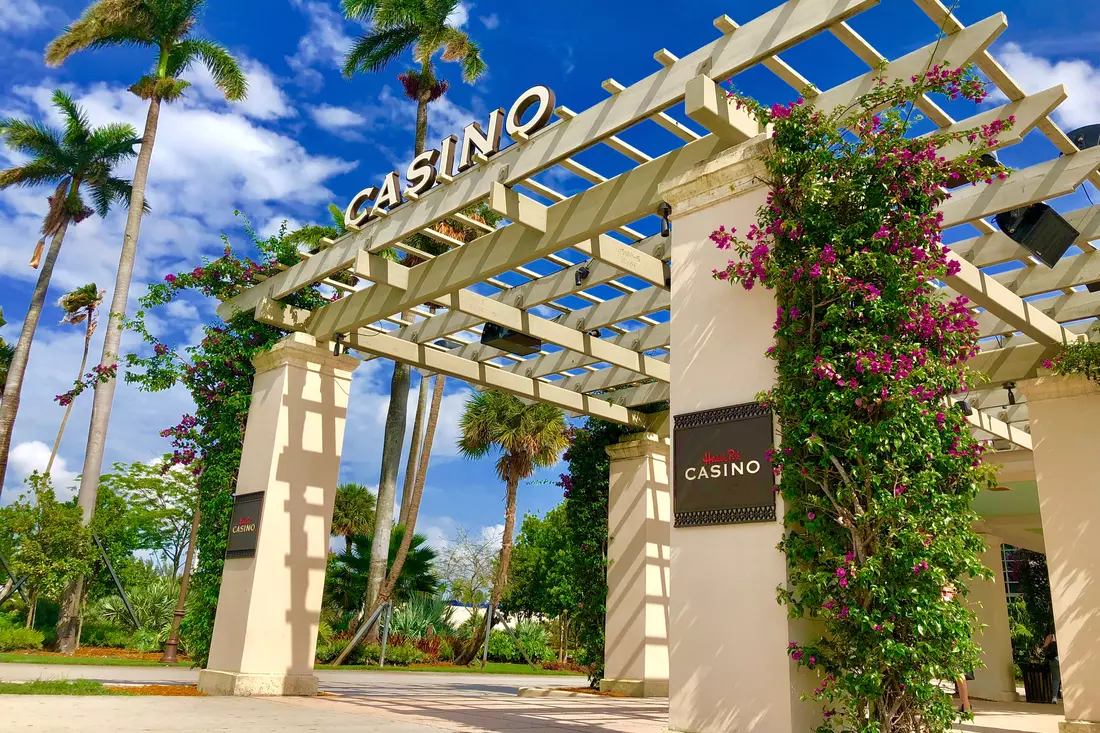 Hialeah Park Casino — фото главного входа в казино — American Butler