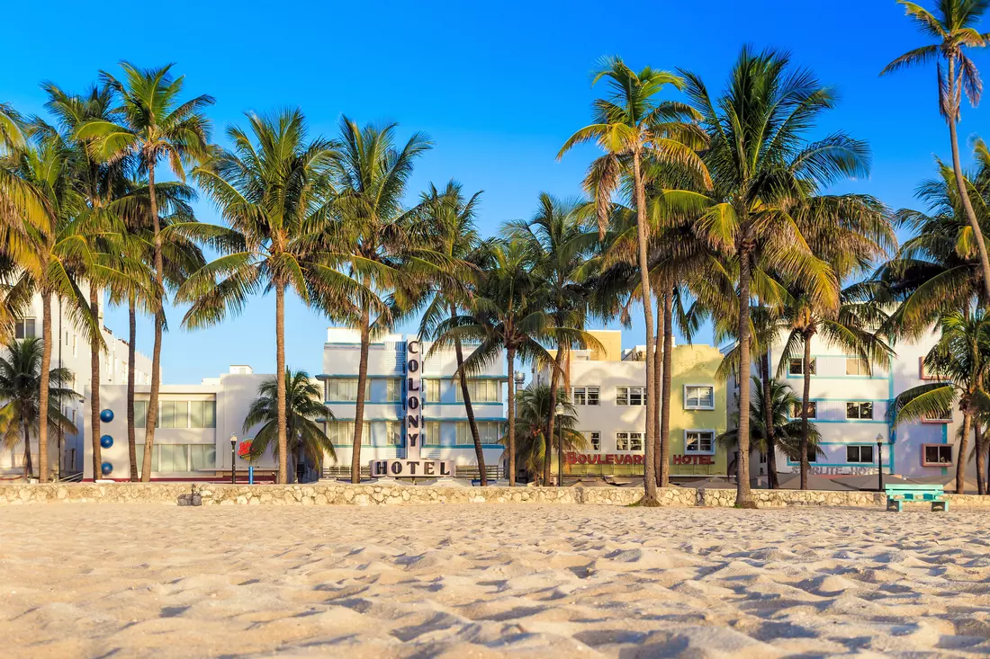 Excursions in the city of Miami Beach, Florida — photo of the famous Ocean Drive