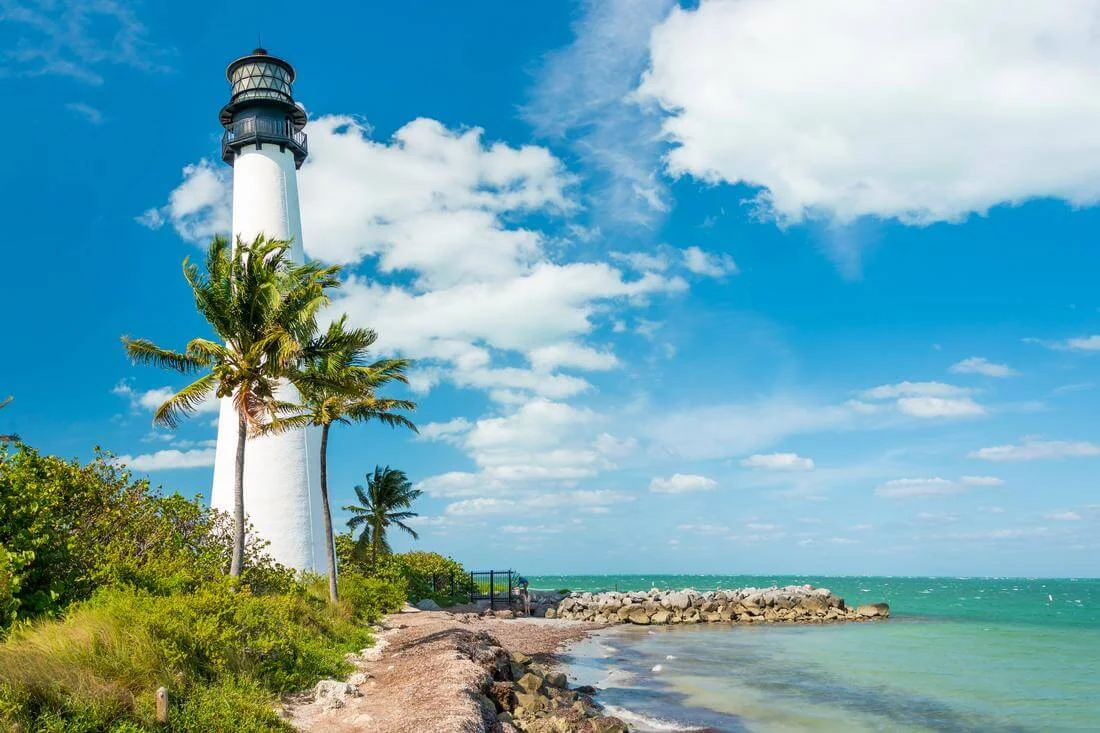 Фото старого маяка в Bill Baggs Cape Florida State Park на острове Ки-Бискейн — American Butler