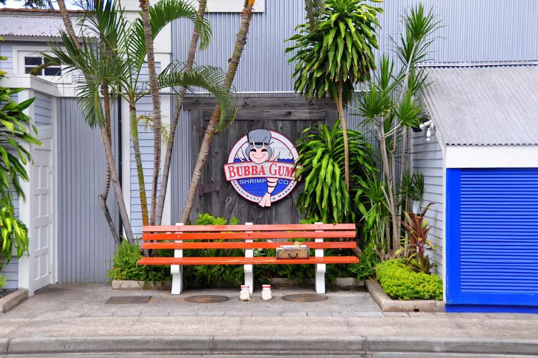 Ресторан Bubba Gump в Майами — фото лавочки перед рестораном — American Butler