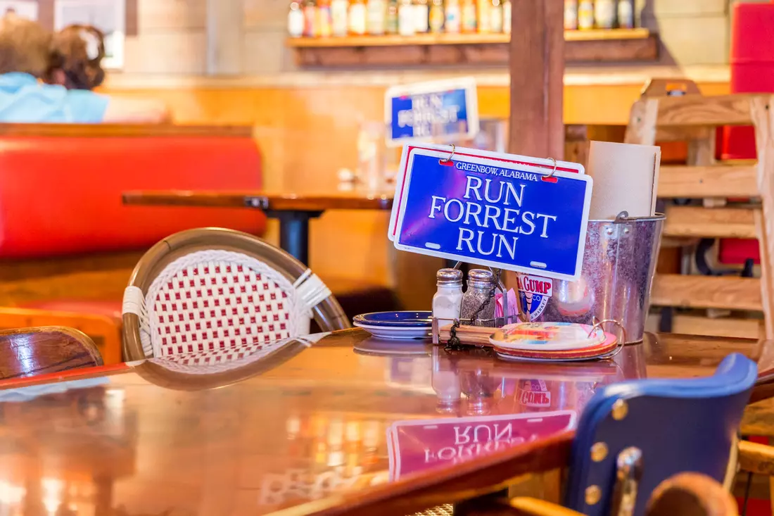 Bubba Gump Shrimp Co. Miami — фото таблички Run Forest Run — American Butler