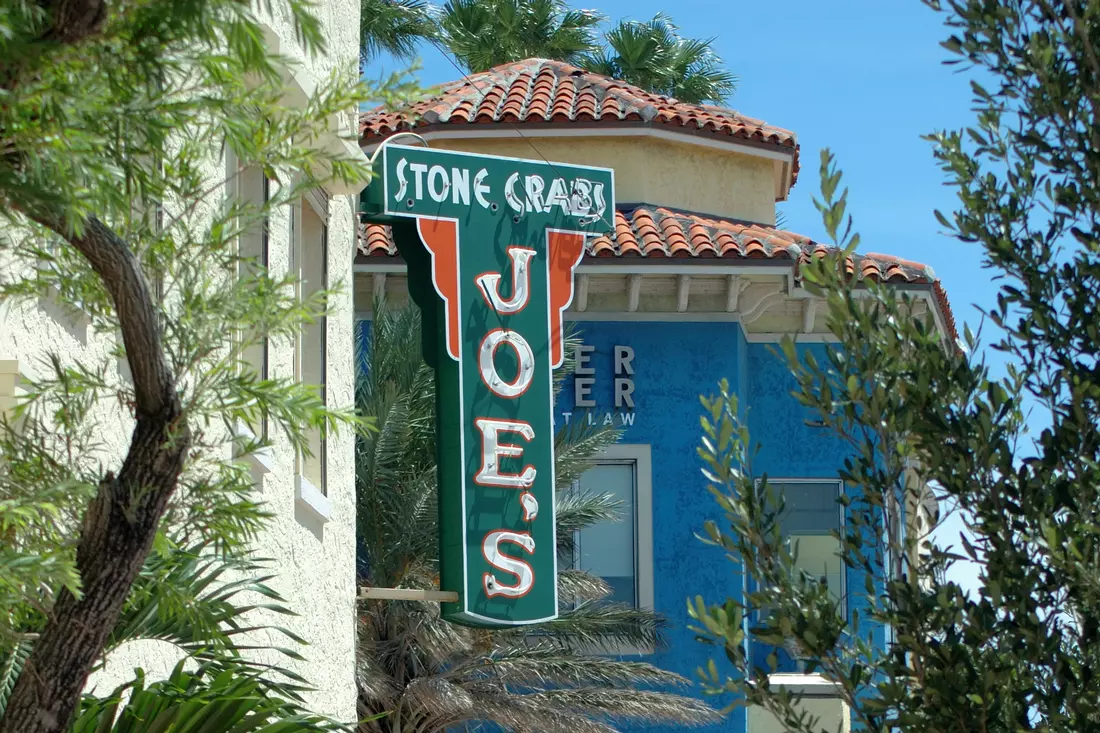 Фото вывески Joe's Stone Crab Restaurant в Майами-Бич — American Butler