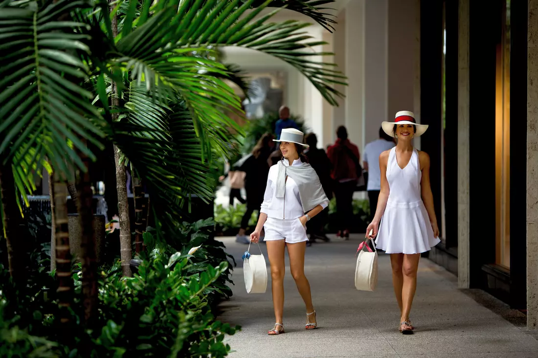 Фото покупателей в торговом центре Bal Harbour Shops — American Butler