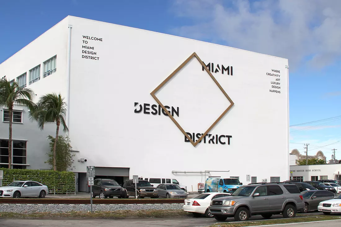 Фото вывески на въезде Miami Design District — American Butler